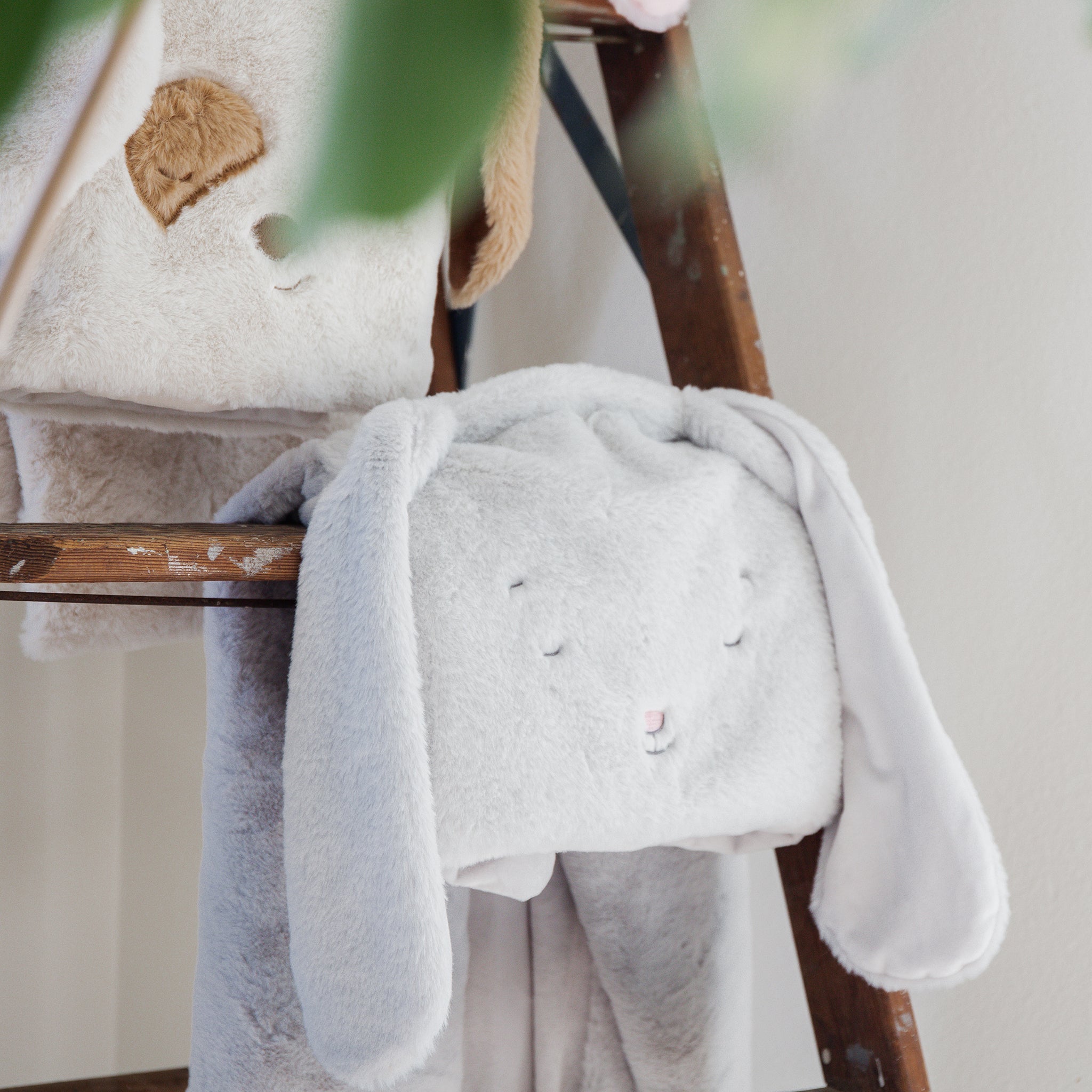 100729: Bloom Bunny Tuck Me In Blanket